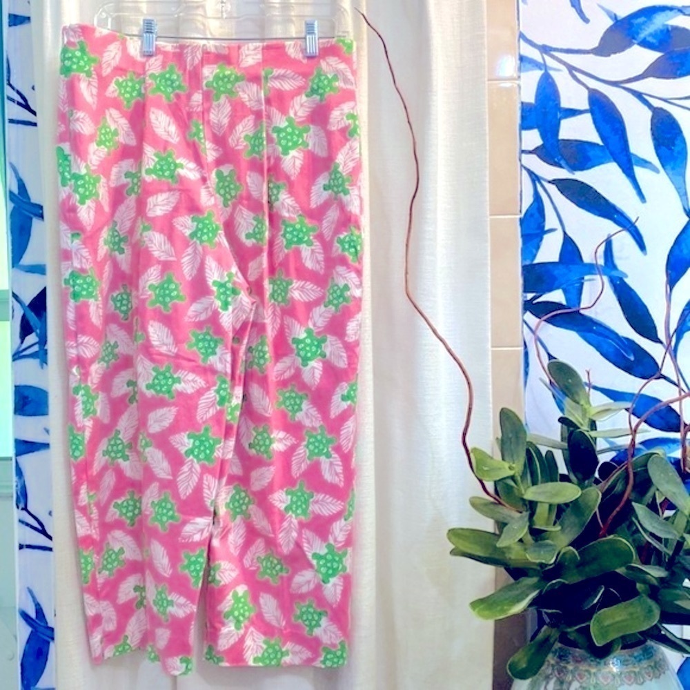 Women’s Briggs Petite Pink Green Turtles White Leaf Capri Cropped Stretch Pants - Picture 5 of 8